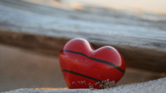 女子100米蝶泳决赛冠军麦克尼尔是谁